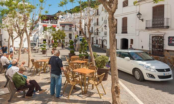 Relaxing in the heart of the picturesque town centre of Casares